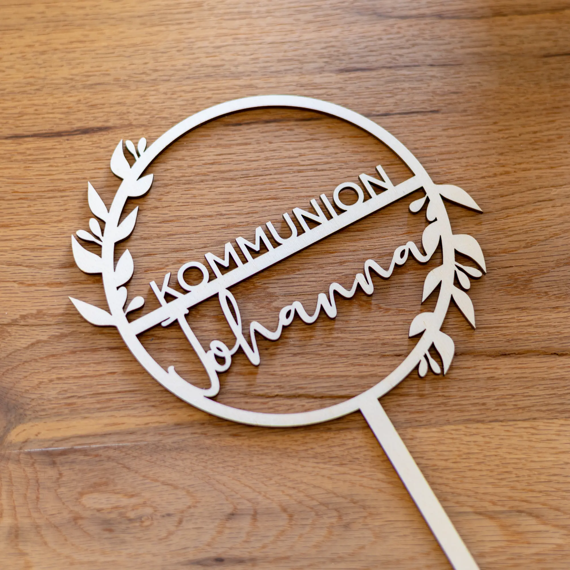 Caketopper - Kommunion Blätter außen - Produktbild auf Tisch