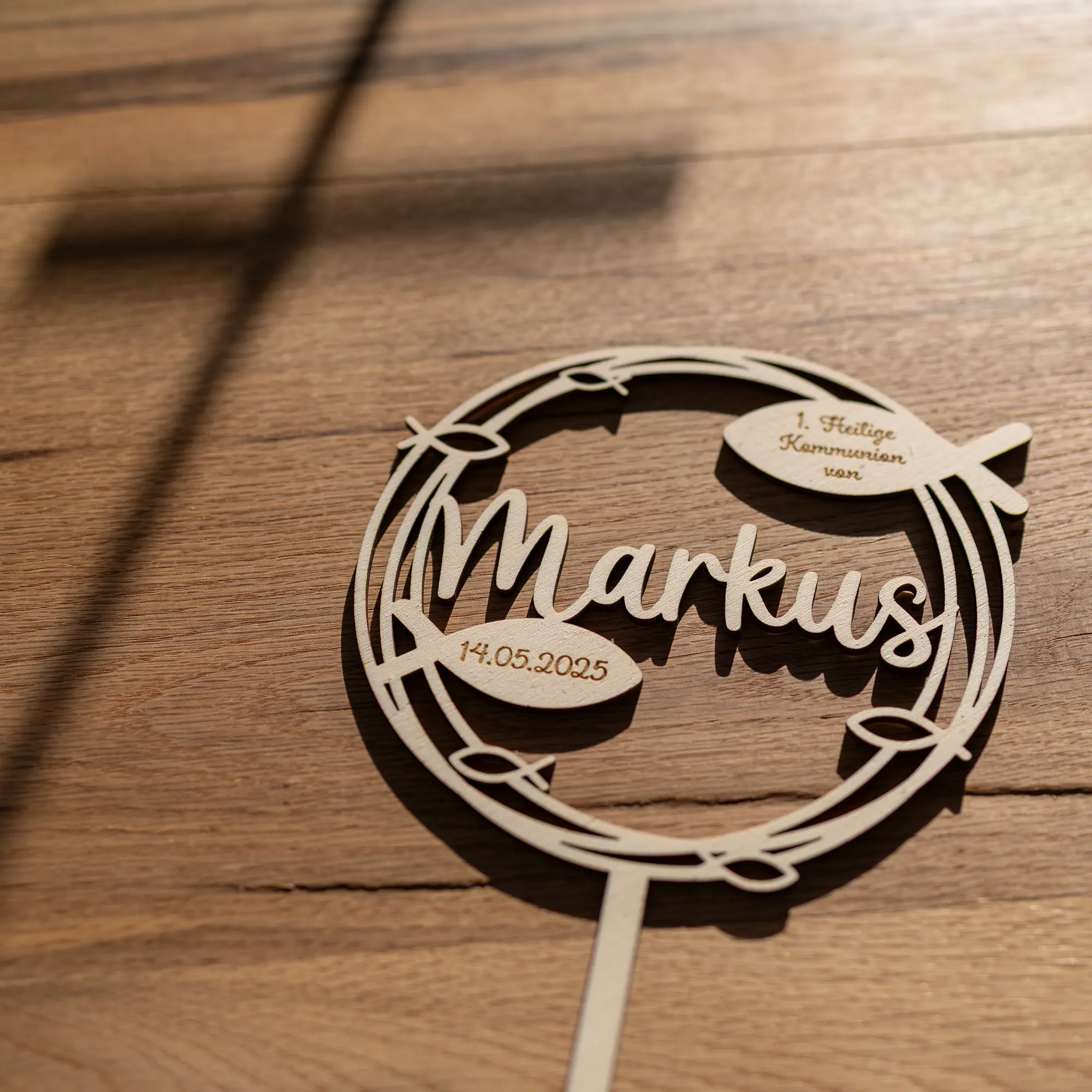 Caketopper - Kommunion Fische mit Name und Datum - Produktbild mit Kreuz im Schatten
