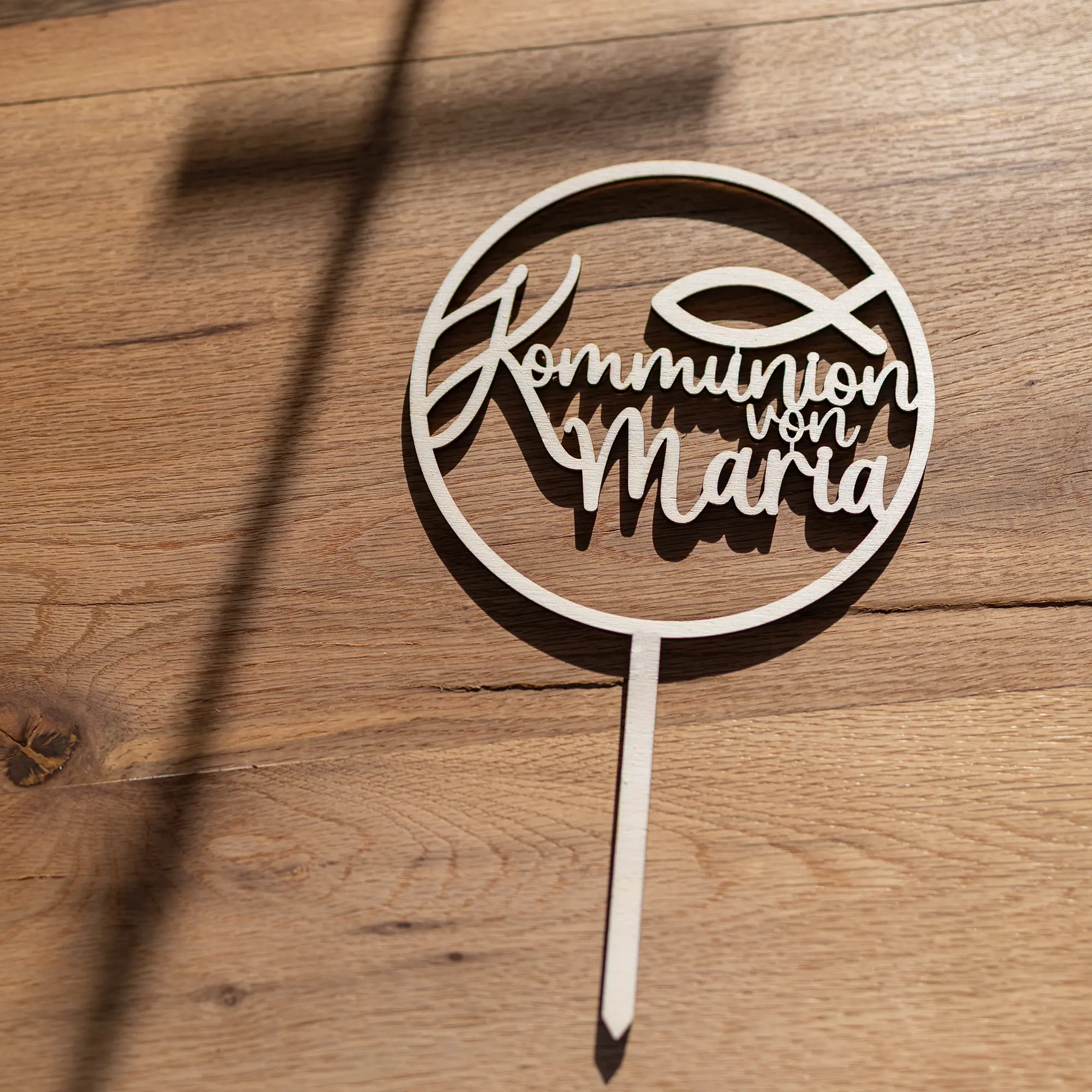 Caketopper zur Kommunion mit Fischsymbol - Kommunion von - Produktbild mit Schatten