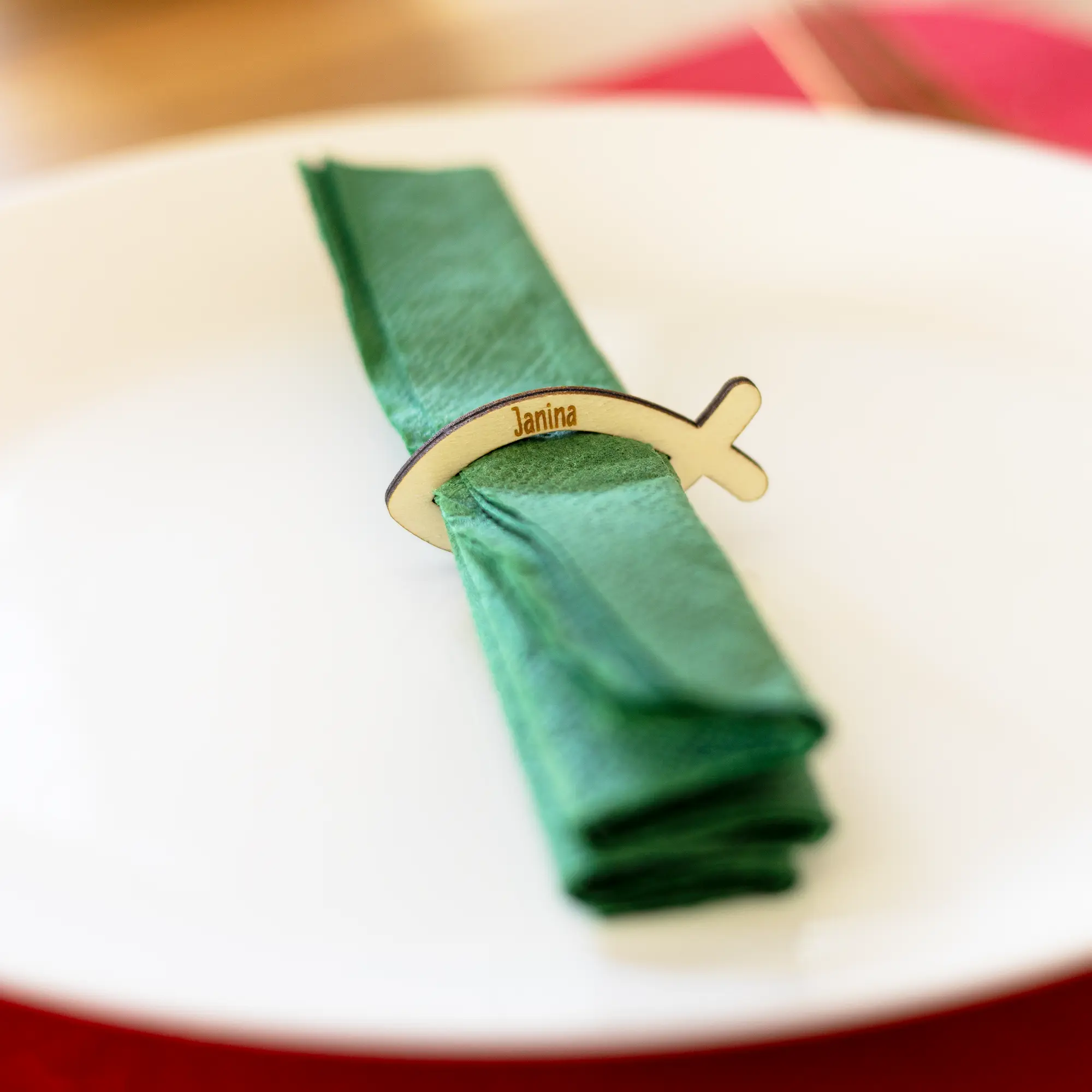 Personalisierbare Serviettenringe „Fisch“ (Ichthys) - Detailaufnahme mit Serviette