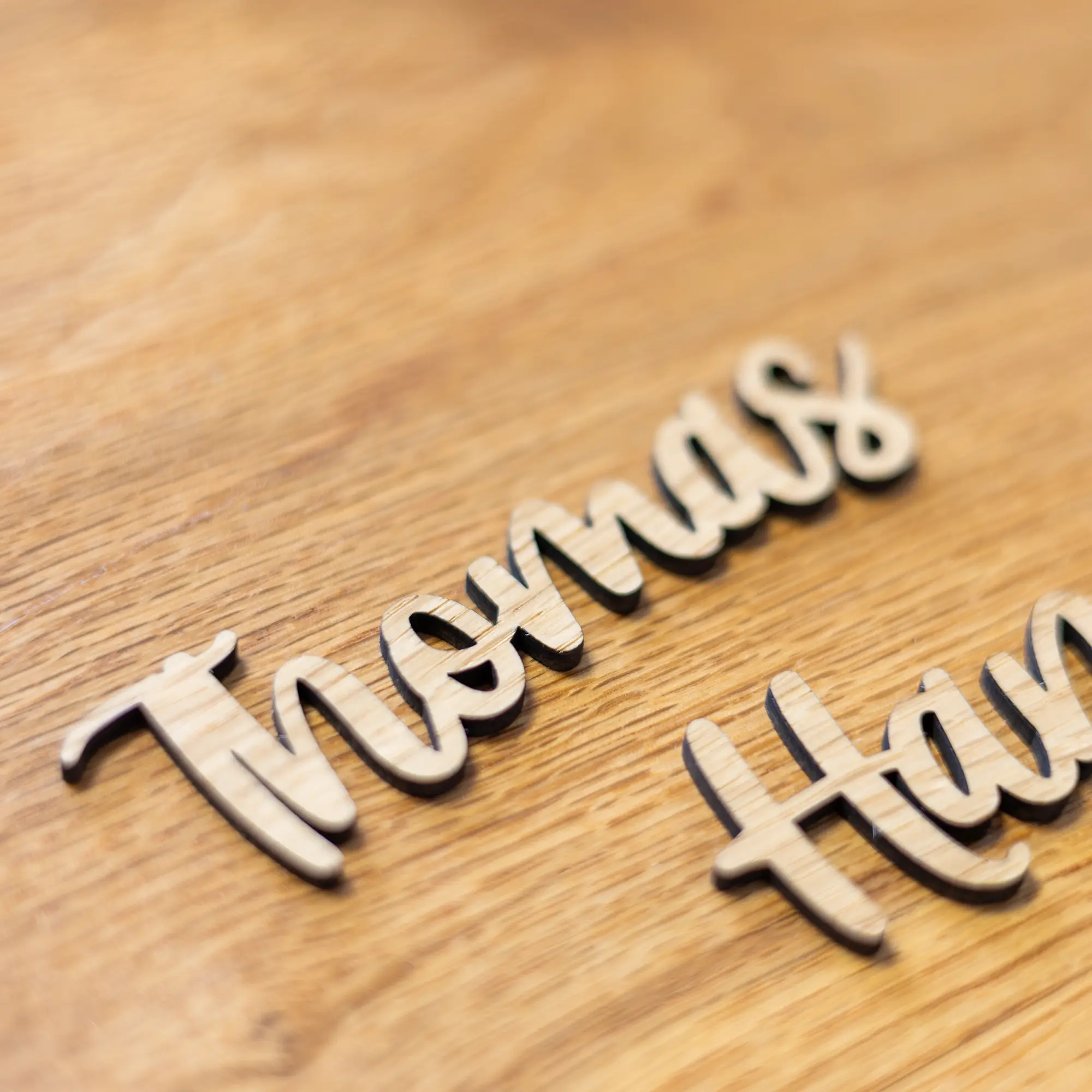 Tischkarten aus Holz, filigraner Schriftzug 5 Filigrane Tischkarten aus Holz, Schriftzug - Eichenholz im Detail