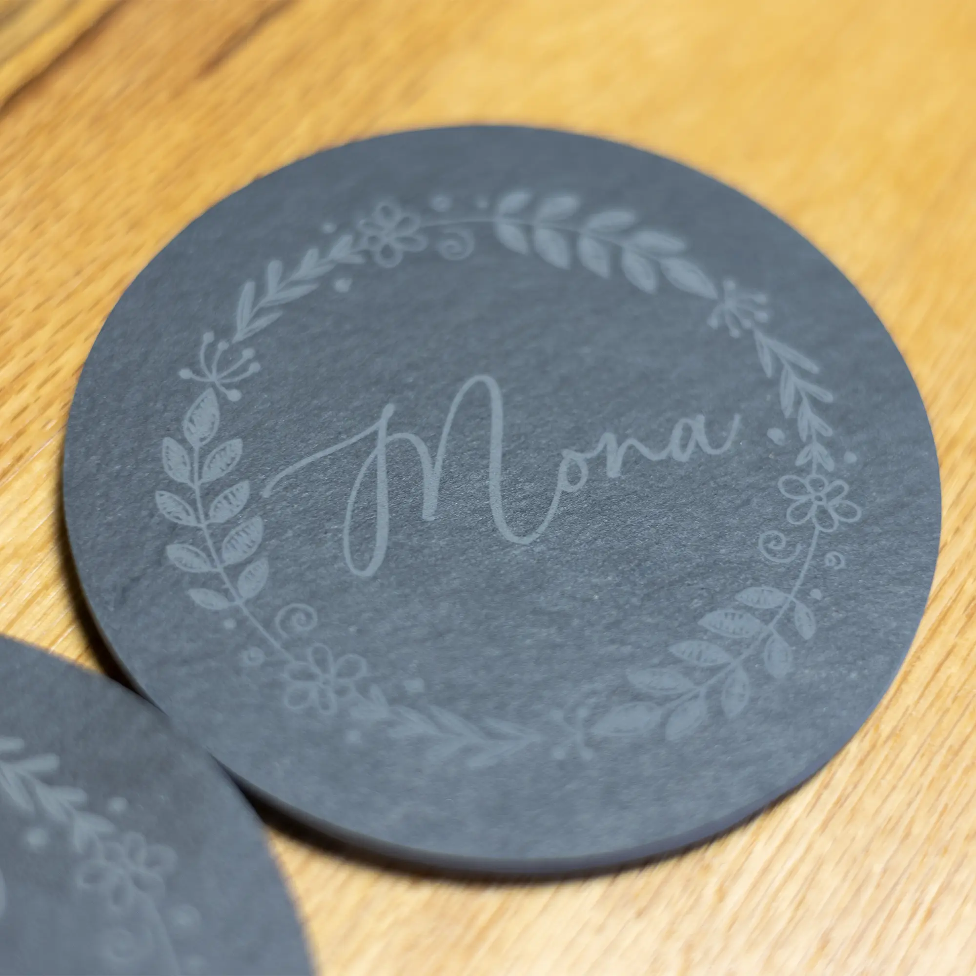 Personalisierte Schieferuntersetzer mit Gravur und floralem Design - Mit dem Namen Mona