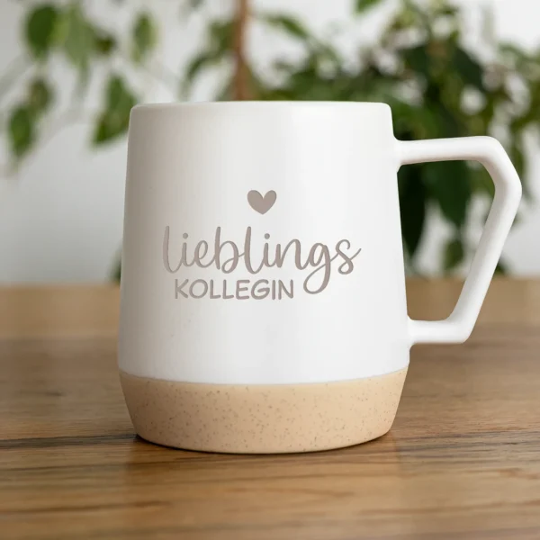 Personalisierte Tasse aus Keramik mit Gravur „Lieblingskollegin“ oder „Lieblingskollege“ – Motiv 1