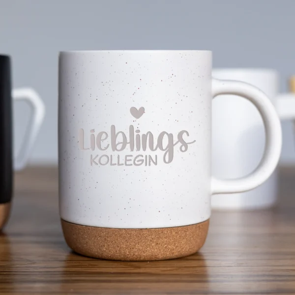 Personalisierte Keramiktasse mir Gravur und abnehmbaren Korkuntersetzer und dem Schriftzug "Lieblingskollegin"