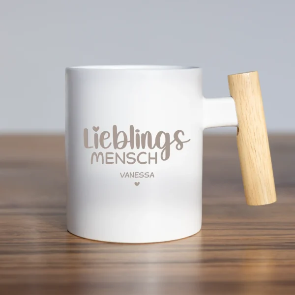 Personalisierte Tasse mit Holzgriff, graviert mit „Lieblingsmensch“ - Design 3